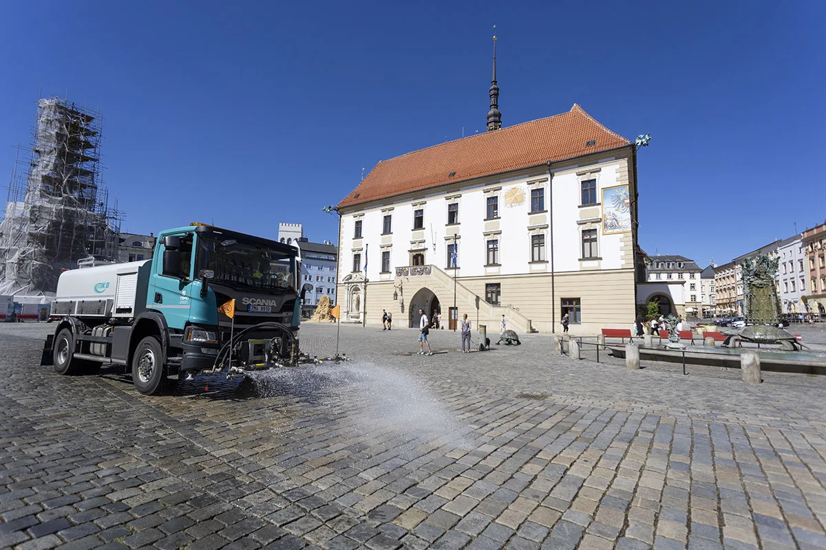 Kropící vůz projíždí přes Horní náměstí v Olomouci