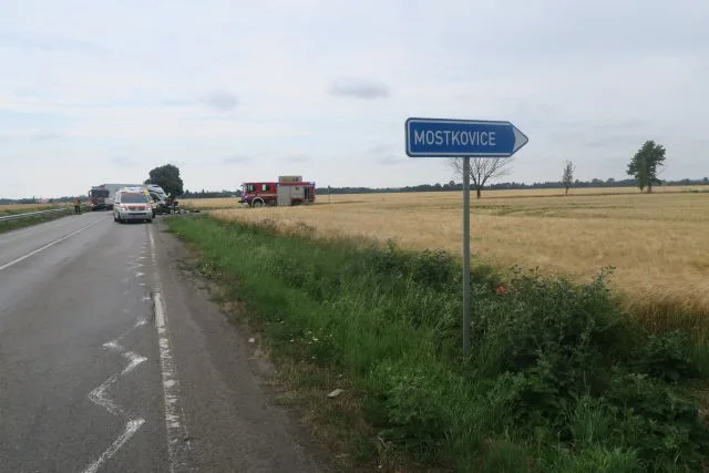 U Kostelce na Hané zemřel motorkář, při odbočování ho přehlédl řidič nákladního auta