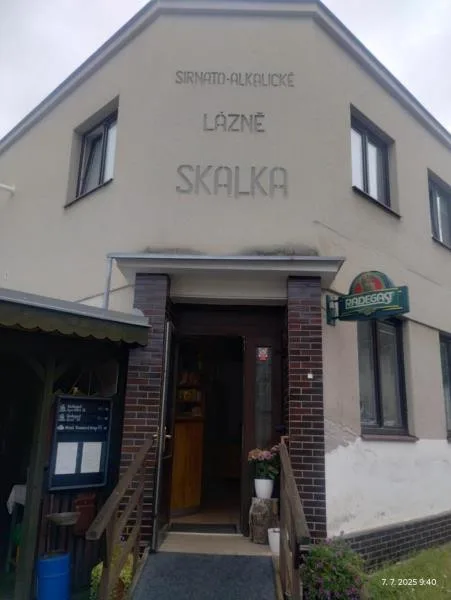 Inspektoři zavřeli restauraci v lázeňské obci Skalka. Uvnitř našli špínu a mrtvé hlodavce