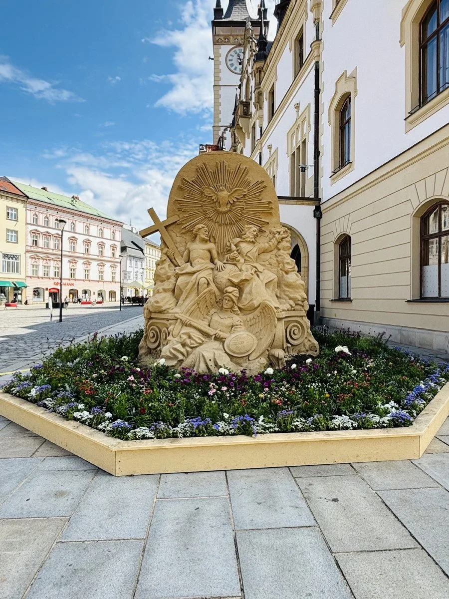 Nejsvětější Trojice v záplavě květin. Výsadba kolem pískové sochy v centru Olomouce sklízí chválu