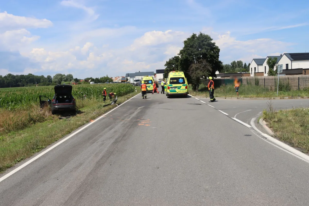Tři zranění u Chomoutova. Seniorka přehlédla při odbočování další automobil, silnice byla uzavřená