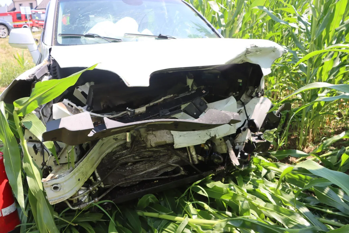 Tři zranění u Chomoutova. Seniorka přehlédla při odbočování další automobil, silnice byla uzavřená