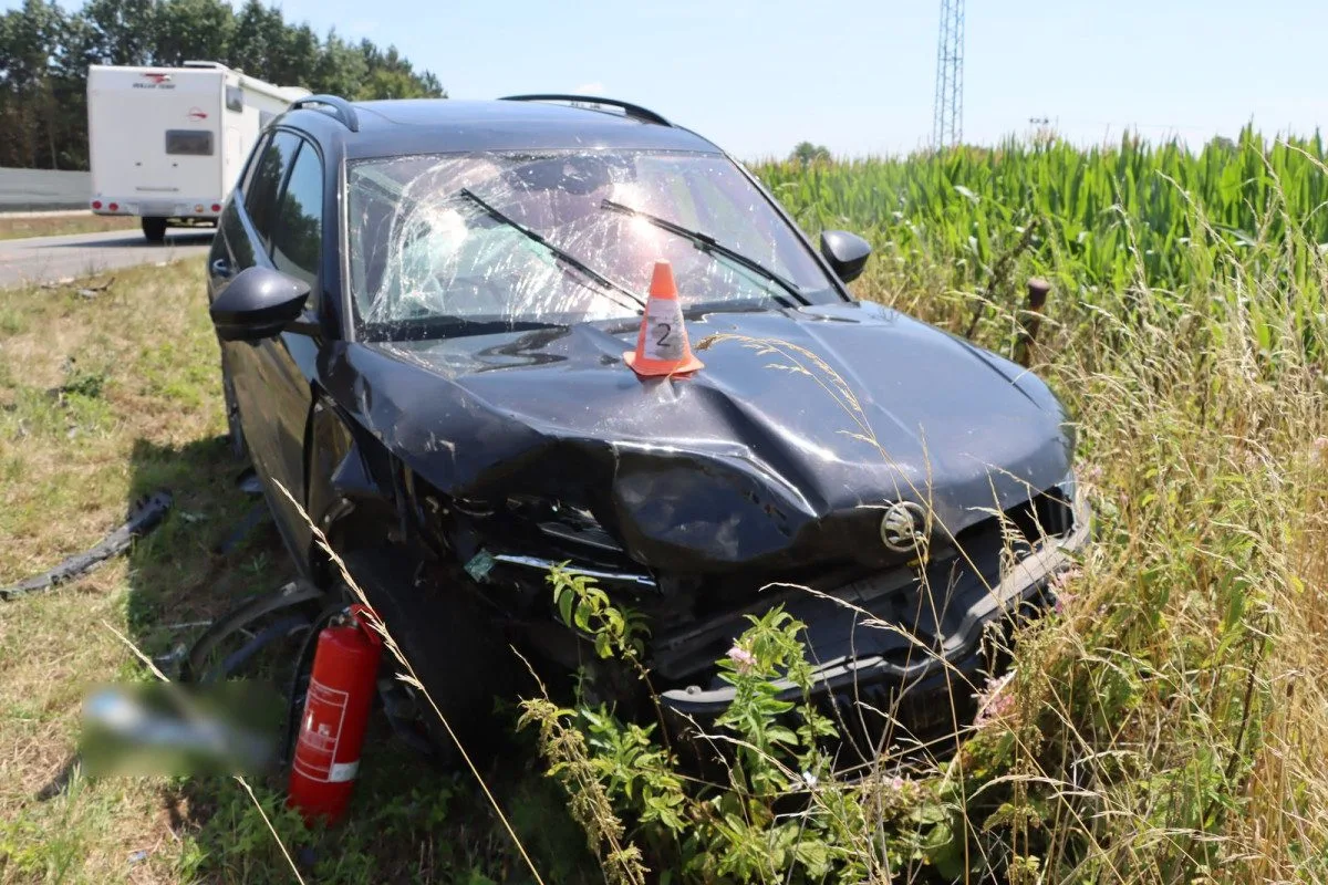 Tři zranění u Chomoutova. Seniorka přehlédla při odbočování další automobil, silnice byla uzavřená