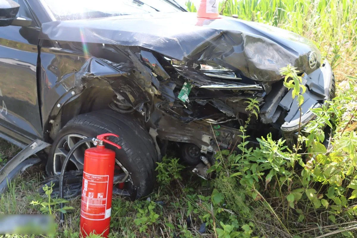 Tři zranění u Chomoutova. Seniorka přehlédla při odbočování další automobil, silnice byla uzavřená