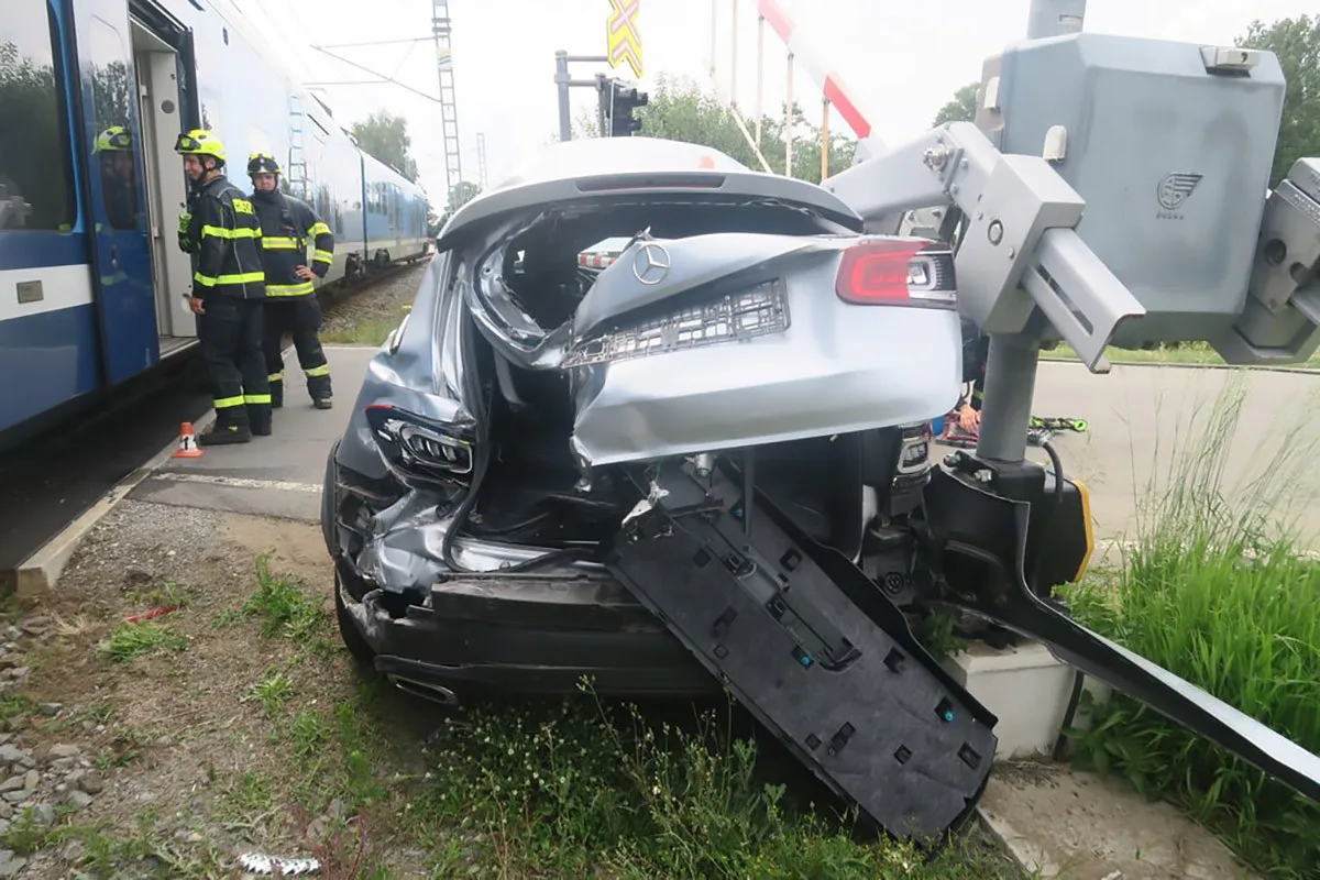 Šofér s Mercedesem uvízl na přejezdu v Šumperku. Vlak luxusní vůz odhodil z kolejiště