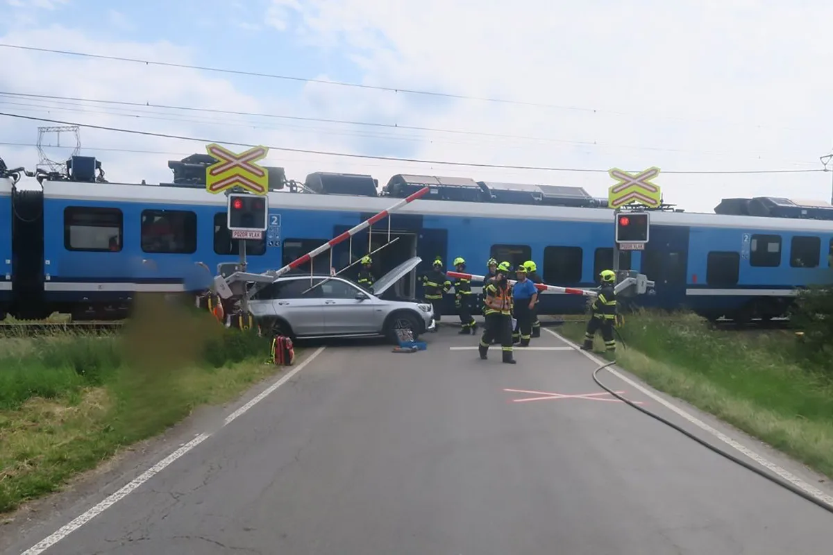 Šofér s Mercedesem uvízl na přejezdu v Šumperku. Vlak luxusní vůz odhodil z kolejiště