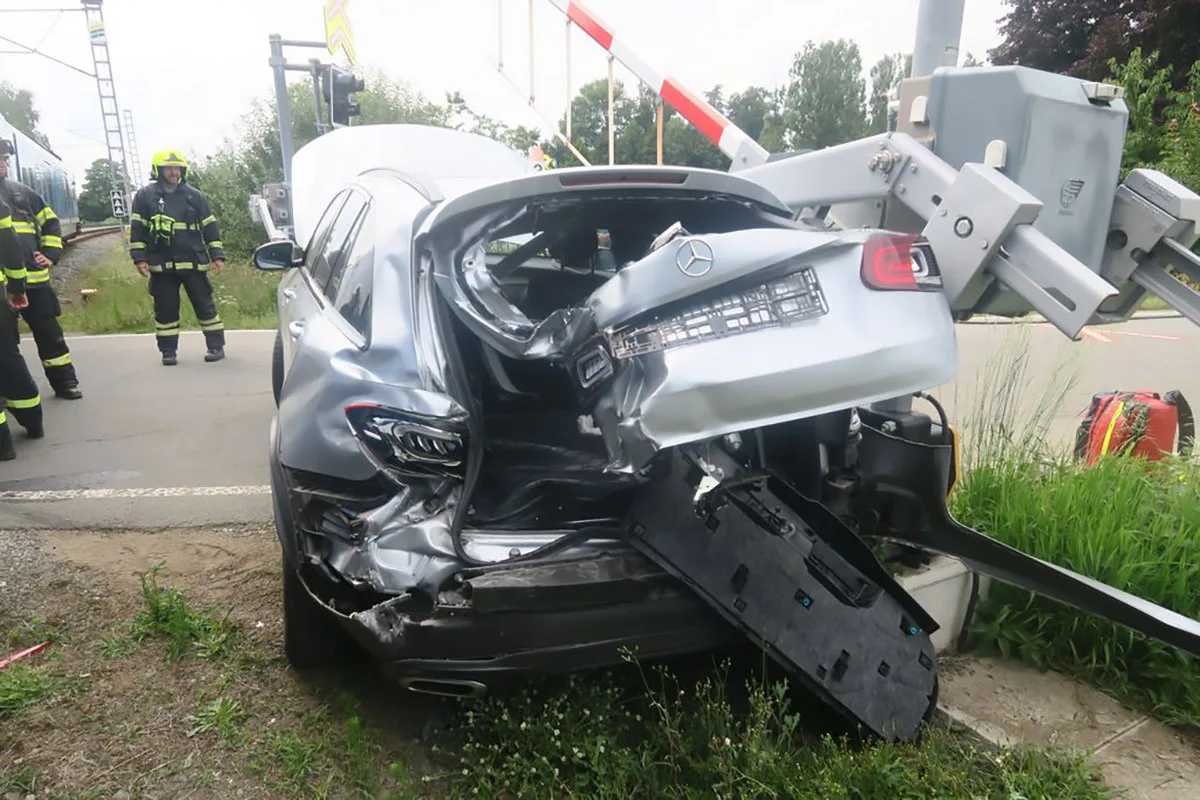 Šofér s Mercedesem uvízl na přejezdu v Šumperku. Vlak luxusní vůz odhodil z kolejiště