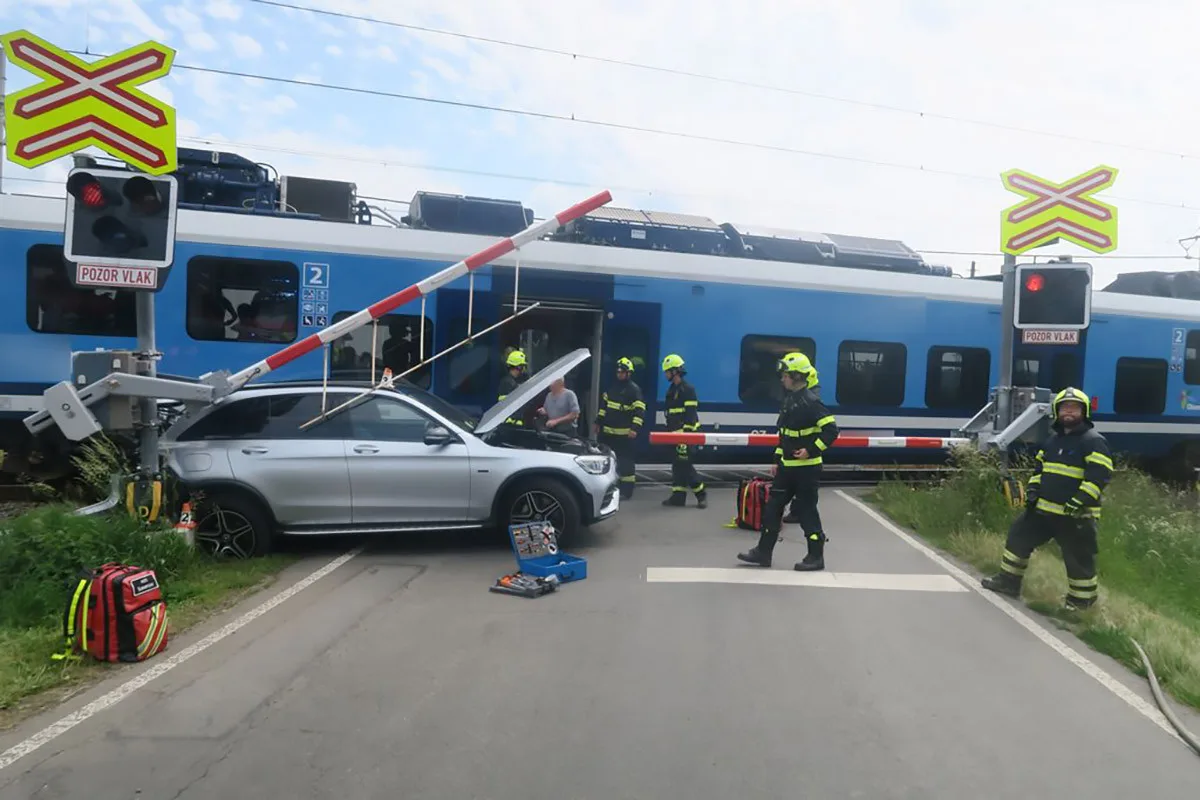 Šofér s Mercedesem uvízl na přejezdu v Šumperku. Vlak luxusní vůz odhodil z kolejiště