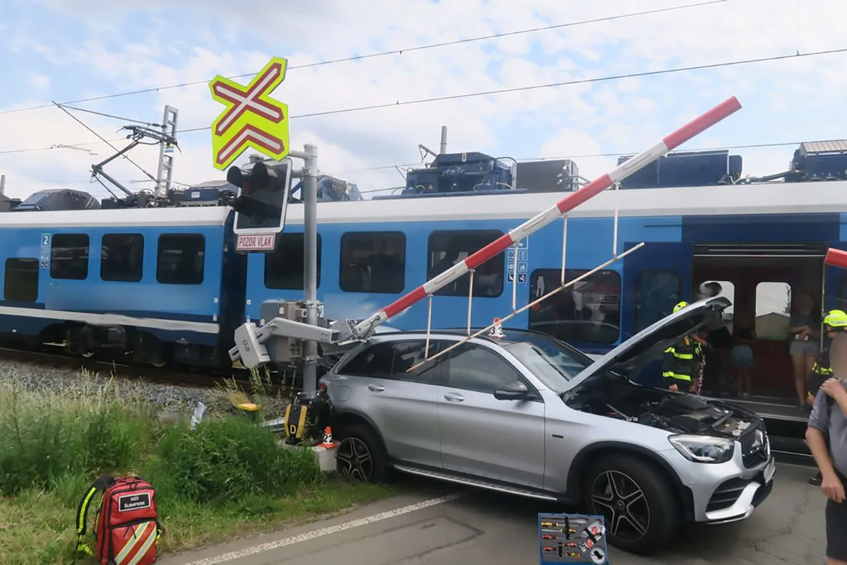 Šofér s Mercedesem uvízl na přejezdu v Šumperku. Vlak luxusní vůz odhodil z kolejiště