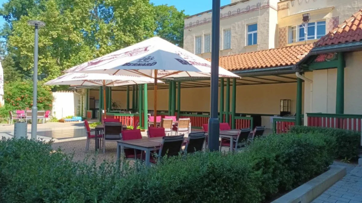 Konec experimentům. Národní dům v Prostějově provozuje soukromník, už otevřel zahrádku
