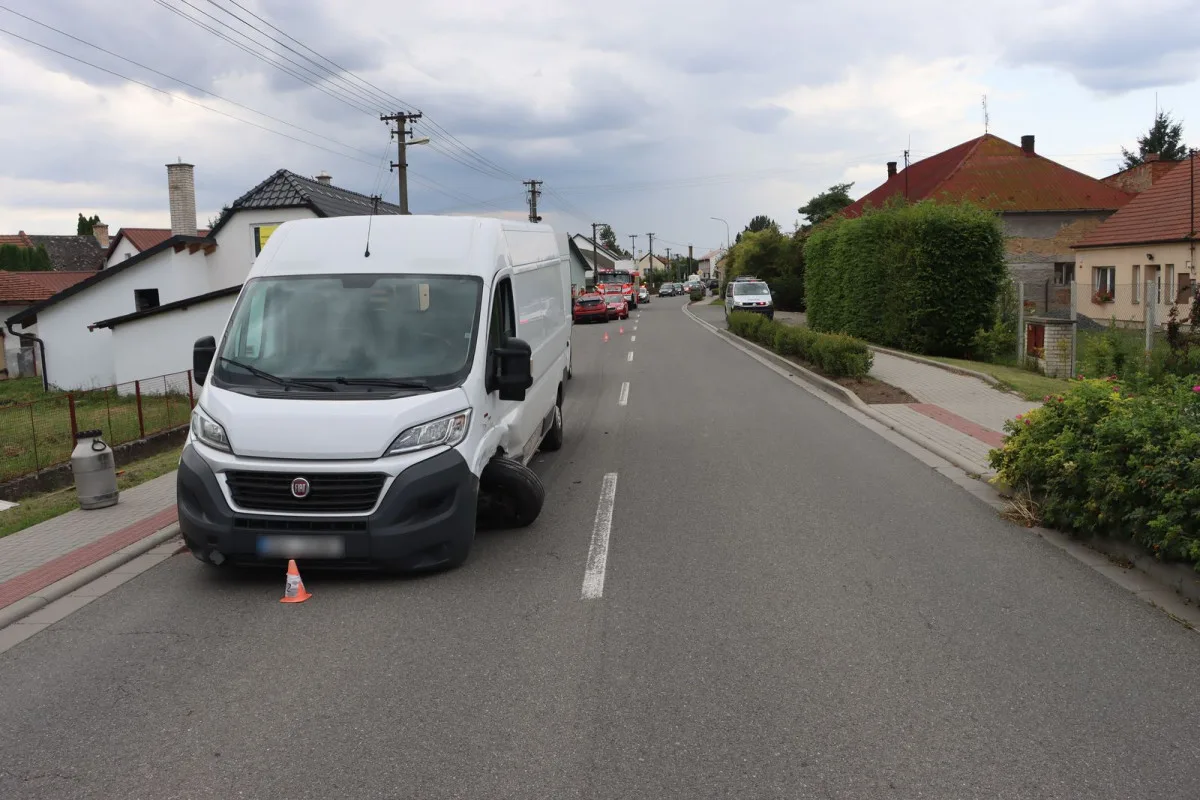 Moucha otravovala řidič, až se v Pňovicích srazil se dvěma vozy. Škoda je 300 tisíc korun