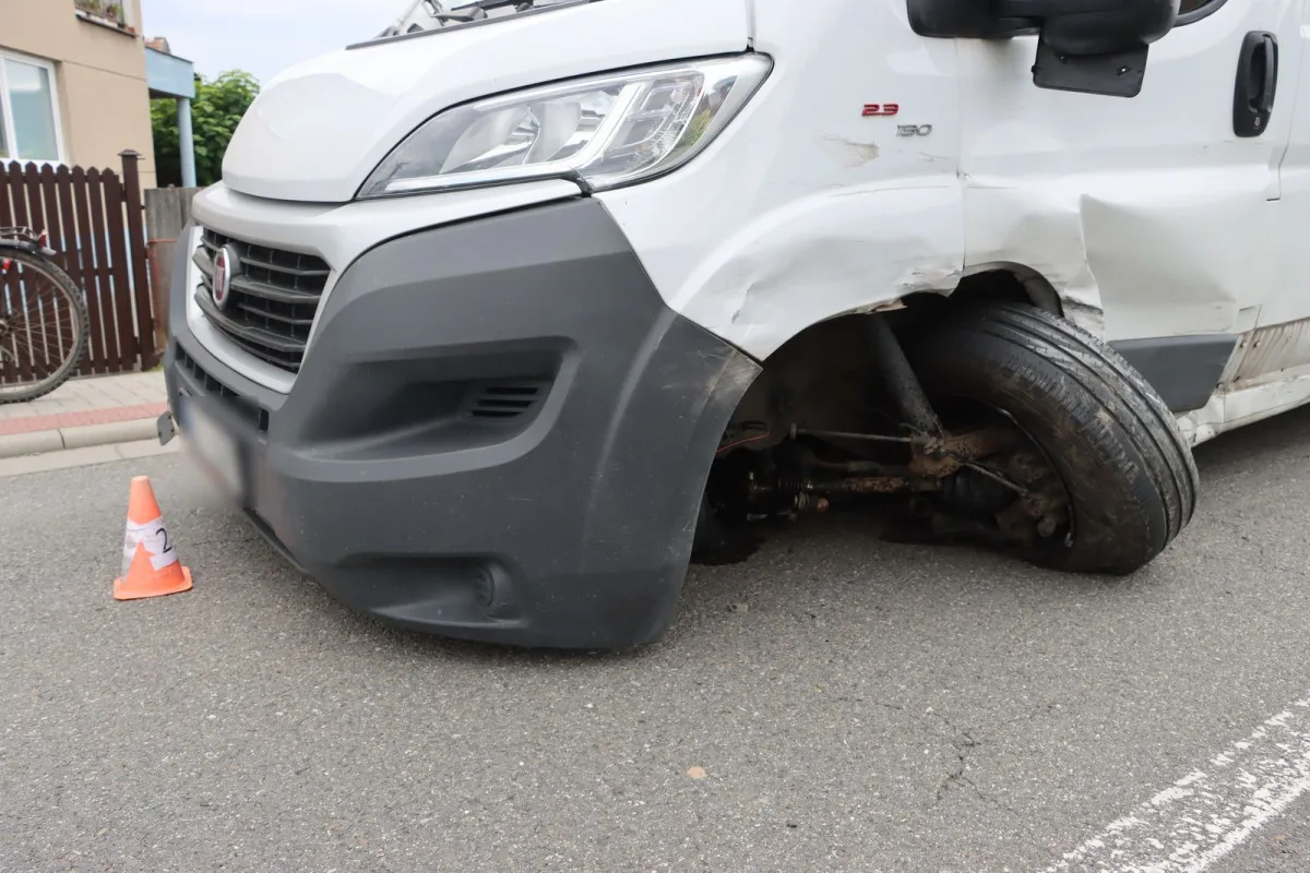 Moucha otravovala řidič, až se v Pňovicích srazil se dvěma vozy. Škoda je 300 tisíc korun