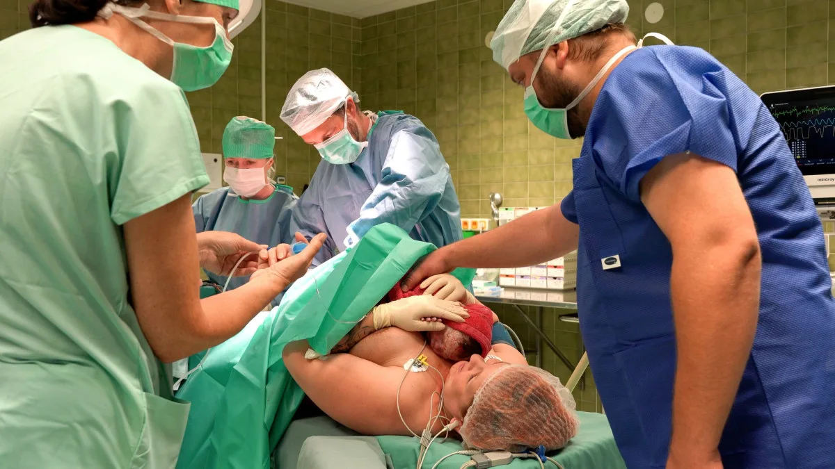 Miminko si maminka vytáhla sama. Denisa v šumperské porodnici prožila laskavý císařský řez