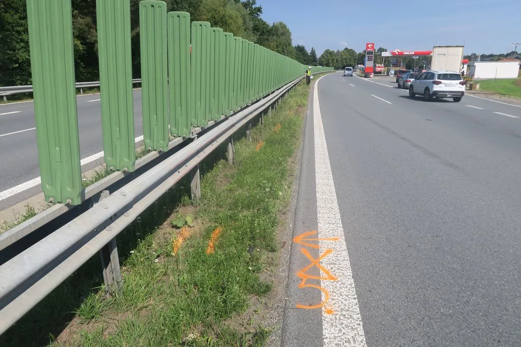 Řidič v Mohelnici utrhl kolo, které odletělo a narazilo do protijedoucího vozu. Od nehody utekl