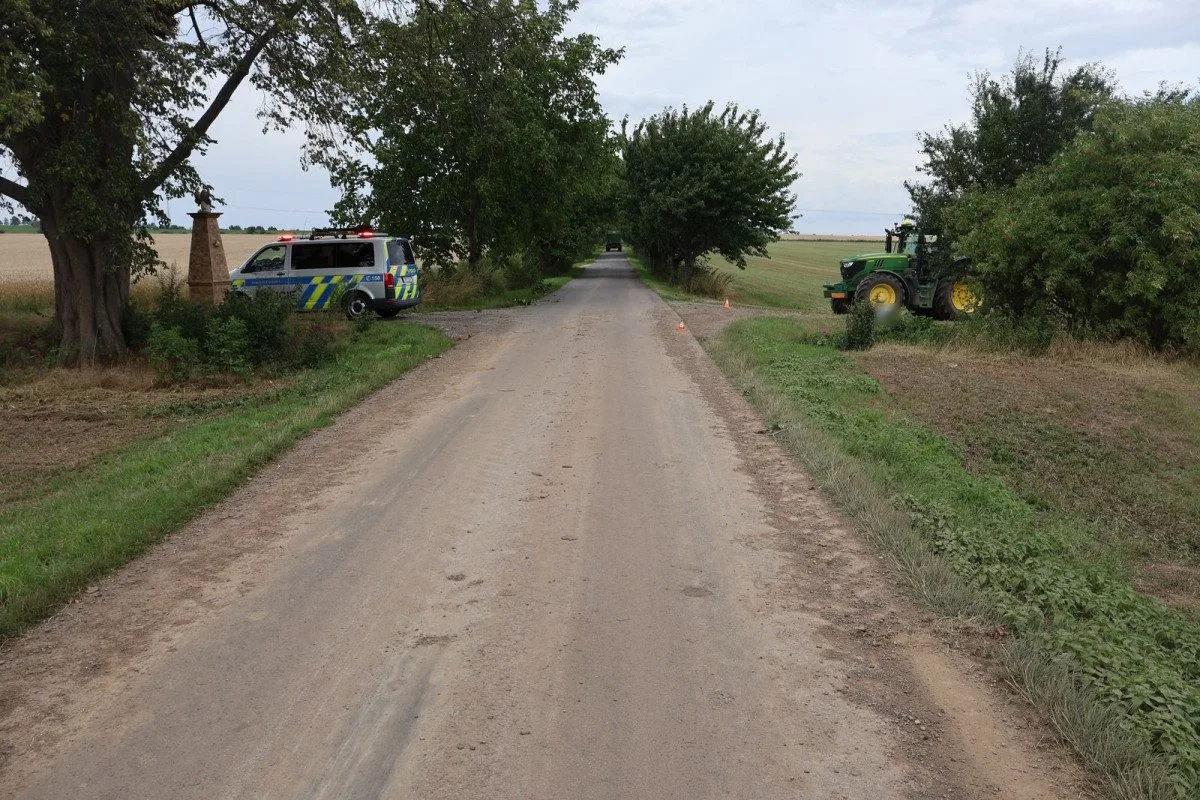 U Náměště na Hané auto srazilo seniora, který byl na vyjížďce s vnučkou. Řidič ujel