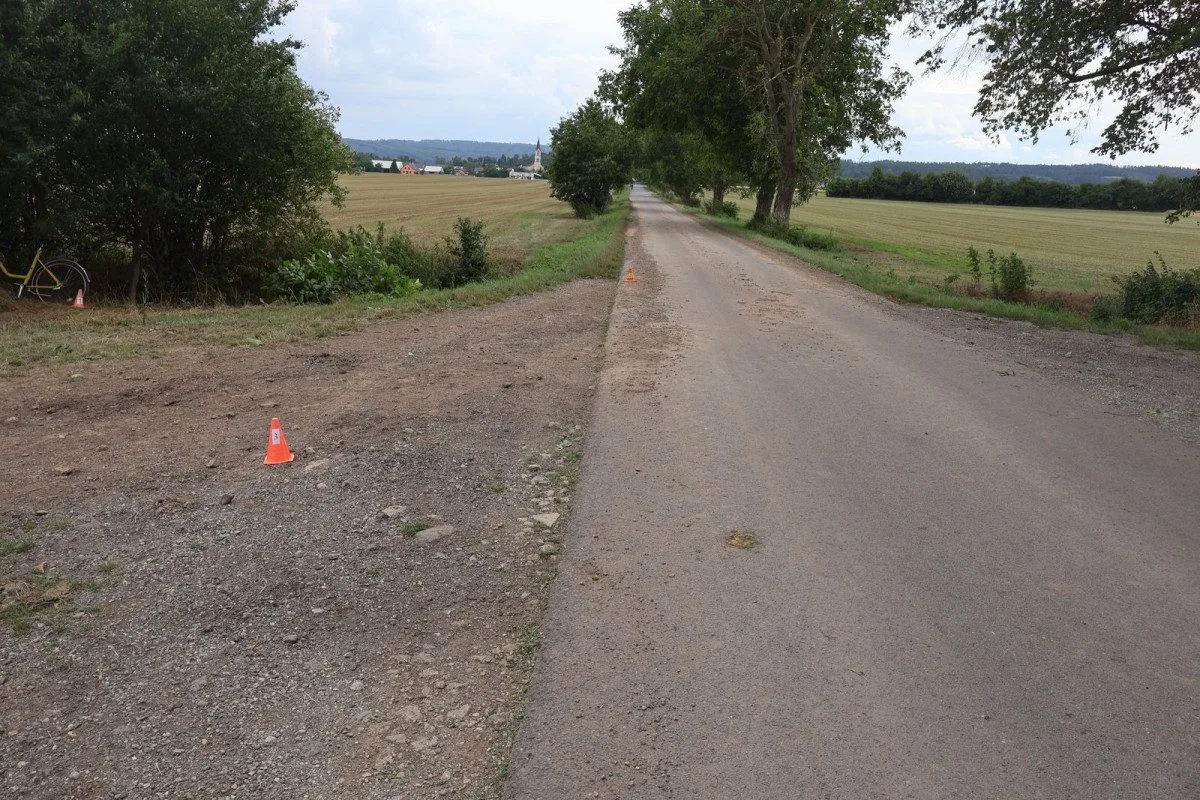 U Náměště na Hané auto srazilo seniora, který byl na vyjížďce s vnučkou. Řidič ujel