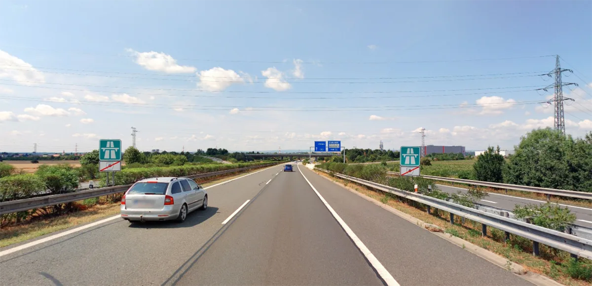 Značka dálnice s dodatkovou tabulkou "bez časového poplatku" u EXITu 276 Olomouc-Holice - ilustrační foto