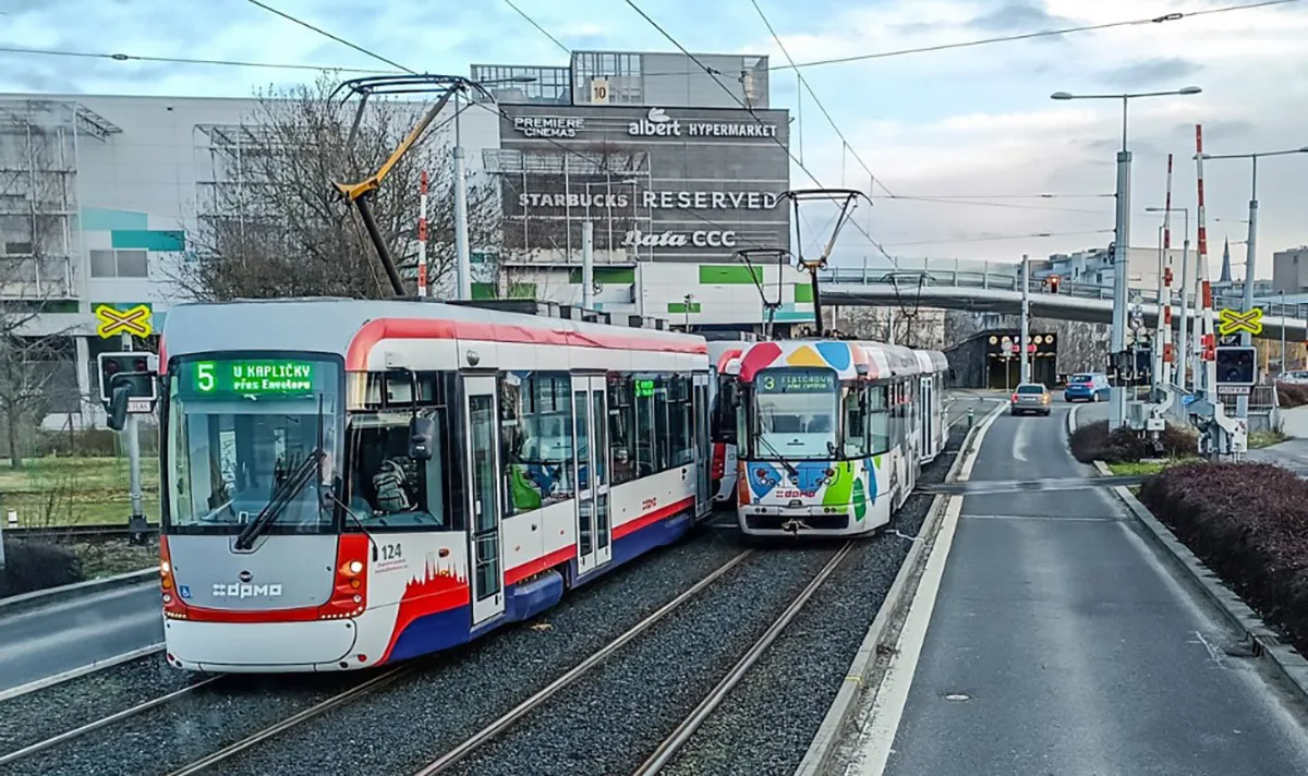 Po havárii vlaku je nutná rozsáhlá oprava kolejového křížení na přejezdu v Olomouci u Šantovky