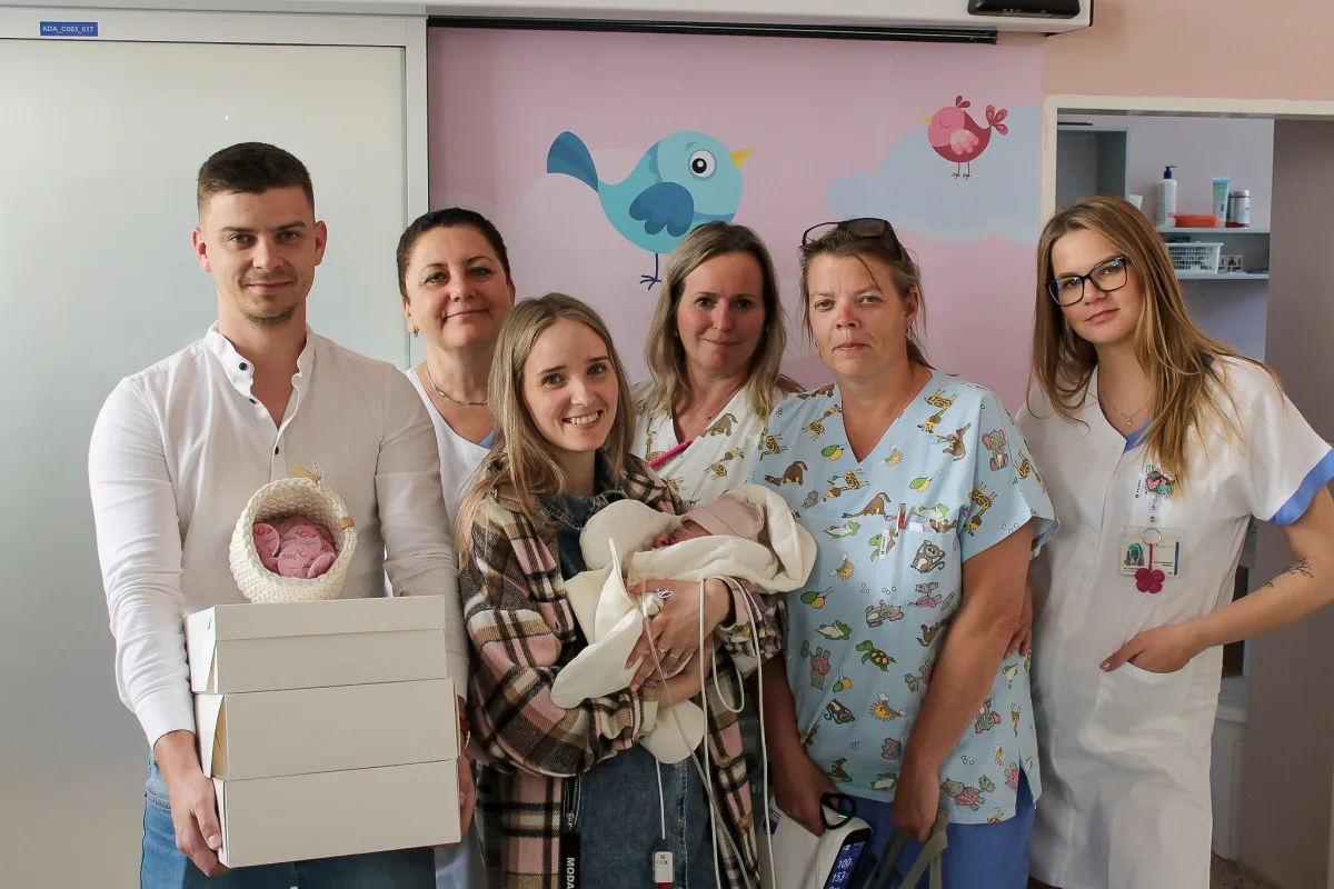 VIDEO: Viktorka se vešla do dlaně, po porodu ve Fakultní nemocnici měla 386 gramů. Dnes prospívá
