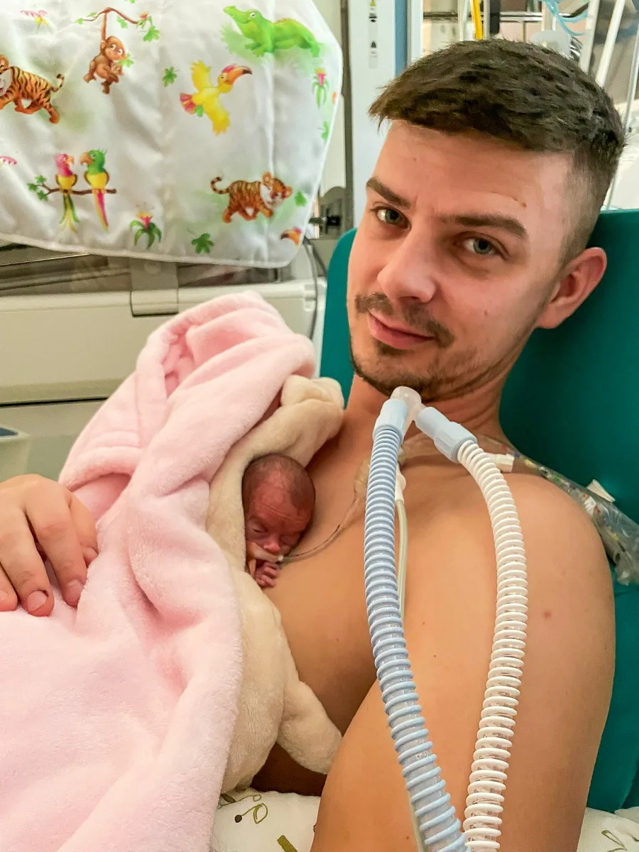 VIDEO: Viktorka se vešla do dlaně, po porodu ve Fakultní nemocnici měla 386 gramů. Dnes prospívá