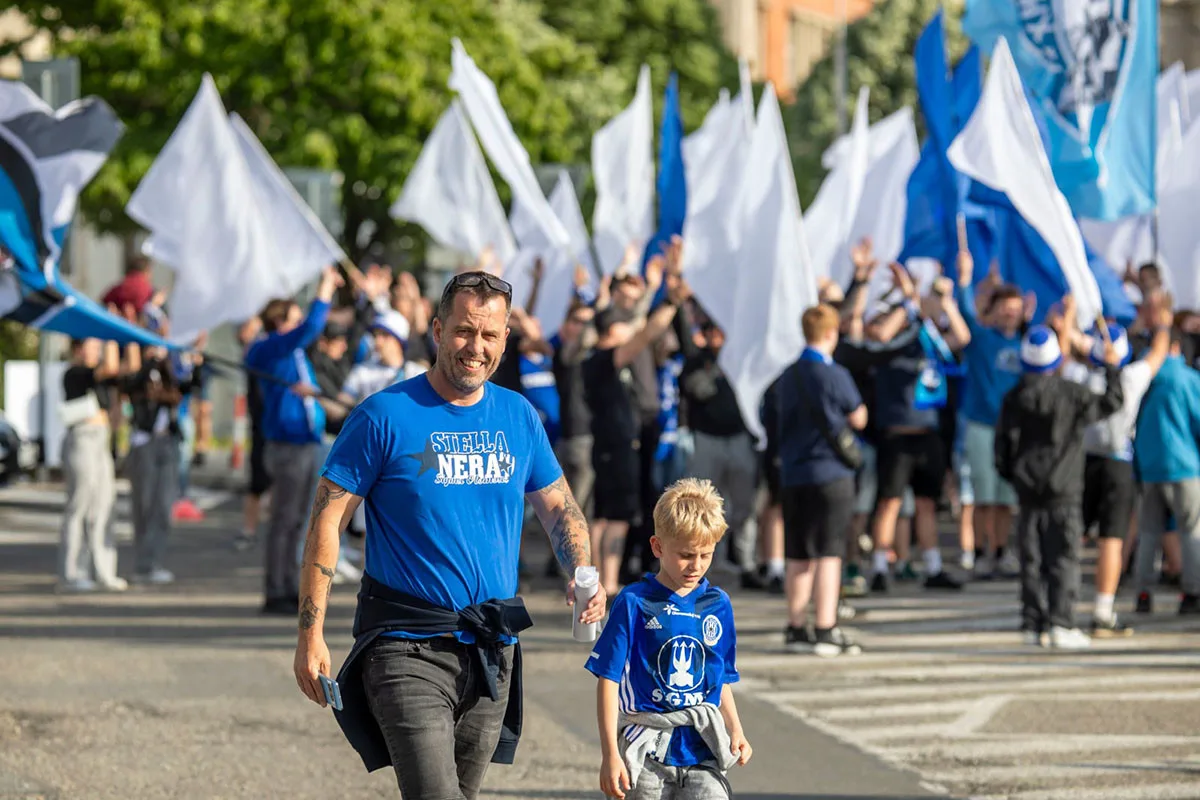 Zbyněk Müller při pochodu fanoušků na Andrův stadion