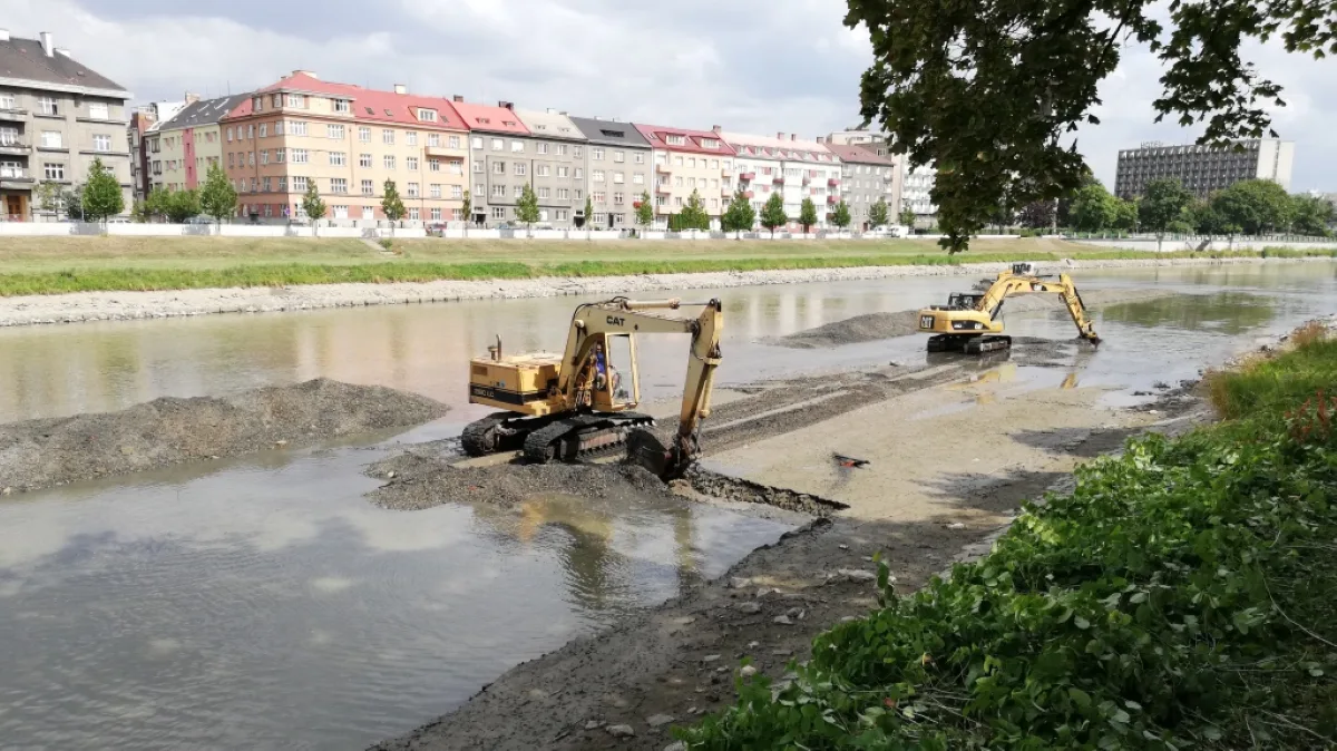 2025-07-23 Štěrkopísek v okolí jezu v Přerově rozhrnuje těžká technika