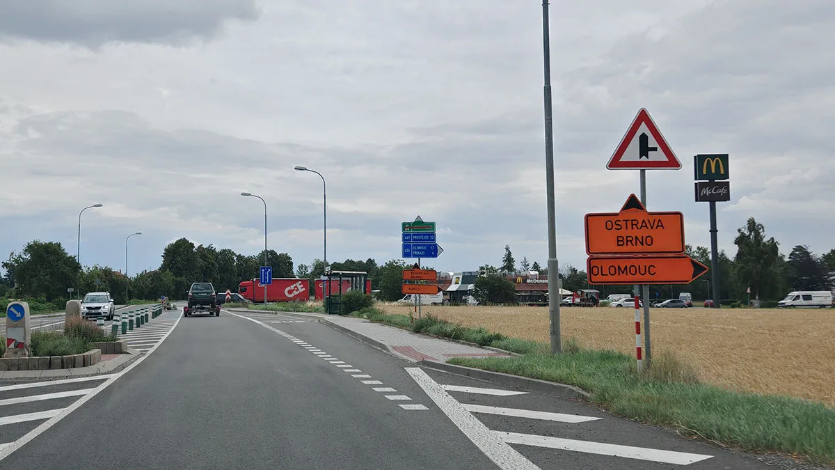 VIDEO: Kolony a nečekané zajížďky. Část řidičů lamentuje nad novým řešením D35 u Olomouce