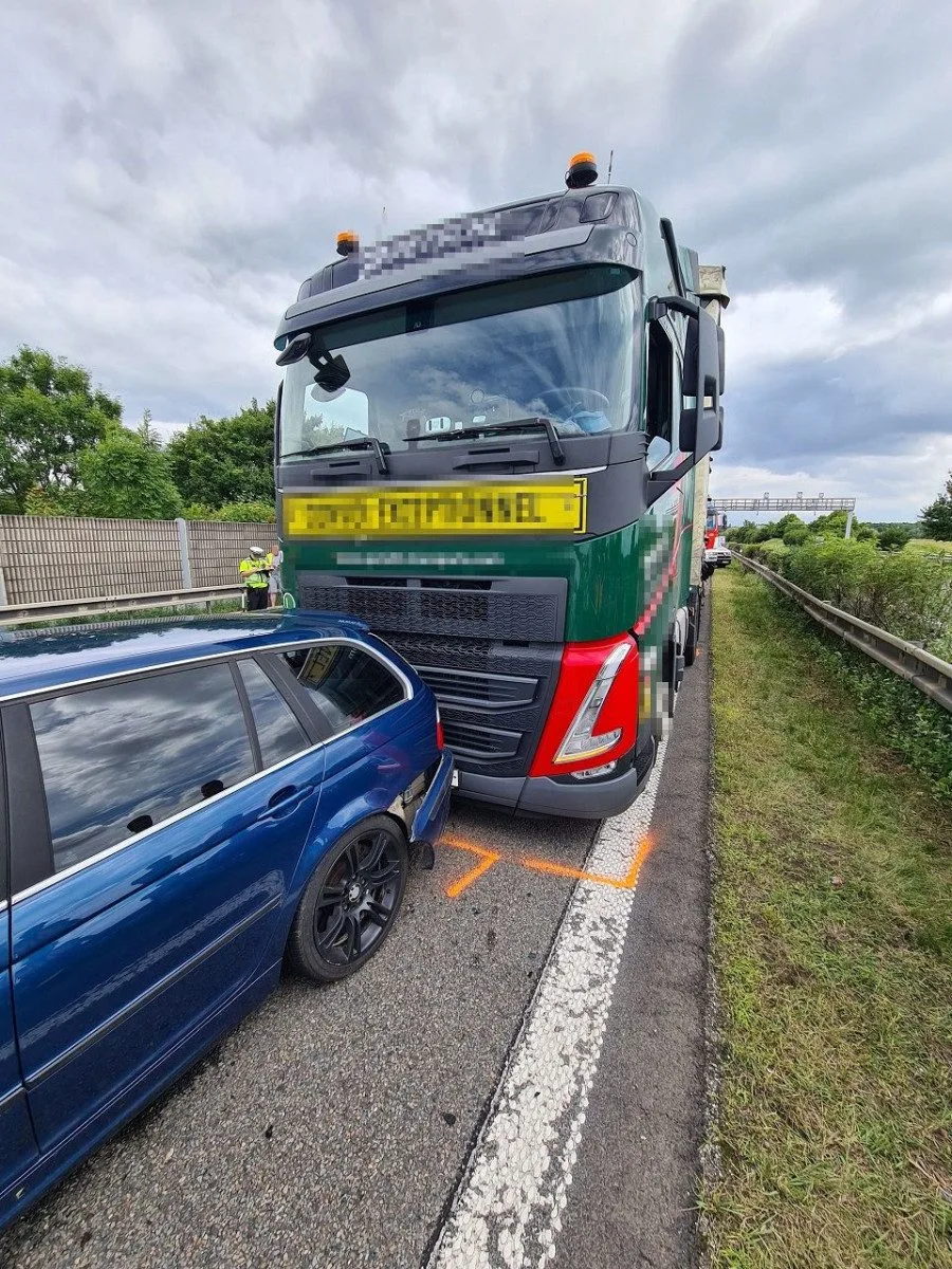 Za kolapsem na D35 byla rychlá jízda BMW. Do havarovaného auta ještě narazil kamion
