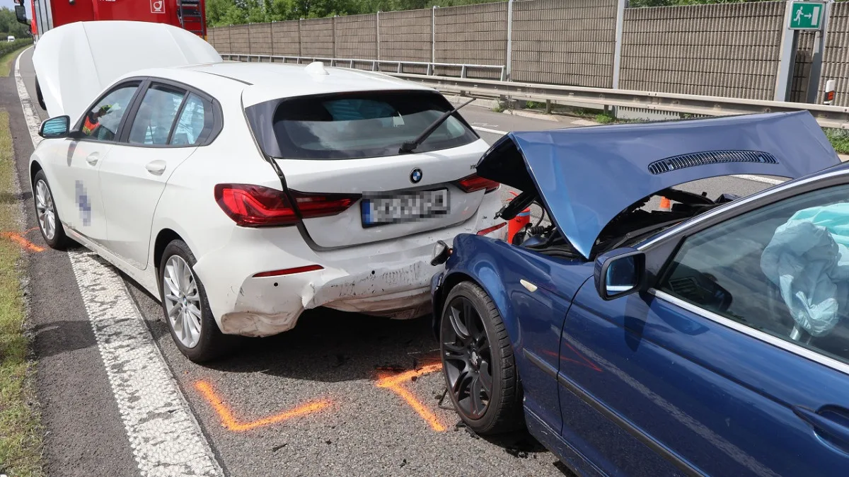 Za kolapsem na D35 byla rychlá jízda BMW. Do havarovaného auta ještě narazil kamion
