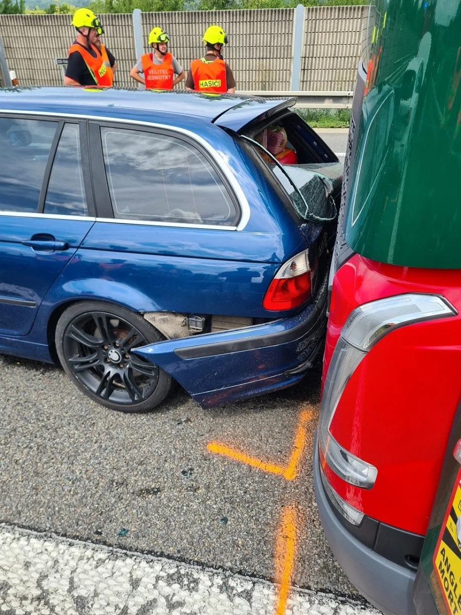 Za kolapsem na D35 byla rychlá jízda BMW. Do havarovaného auta ještě narazil kamion