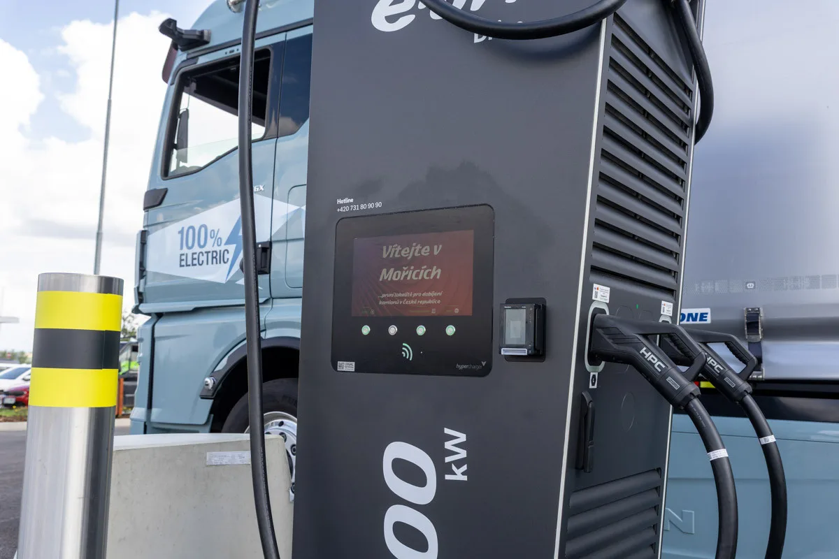 Elektrokamiony vítány. První dobíjecí centrum pro tahače v ČR vyrostlo na Prostějovsku