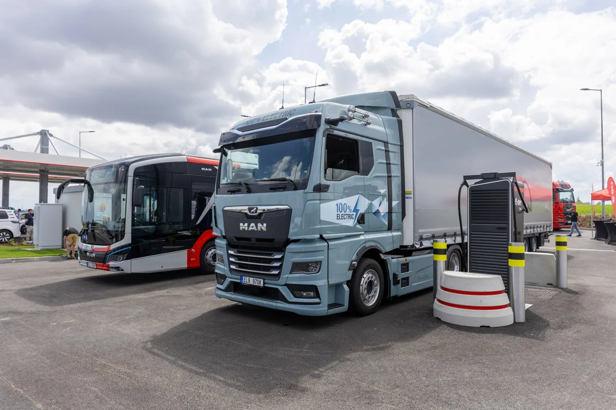 Elektrokamiony vítány. První dobíjecí centrum pro tahače v ČR vyrostlo na Prostějovsku