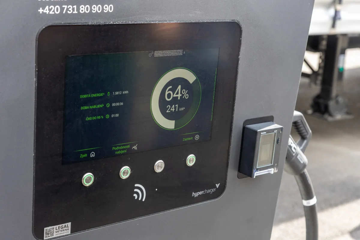 Elektrokamiony vítány. První dobíjecí centrum pro tahače v ČR vyrostlo na Prostějovsku