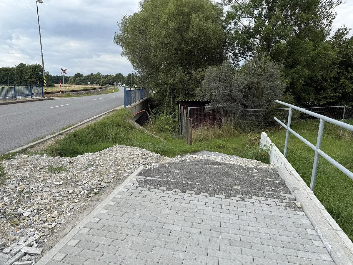 Konec nové cyklostezky u průtahu Litovle kvůli chybějícímu mostu
