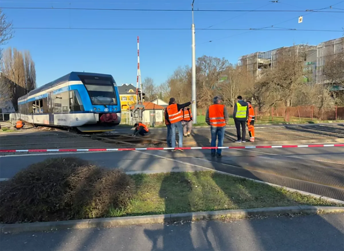 V dubnu došlo na přejezdu u Šantovky v Olomouci k havárii vlaku