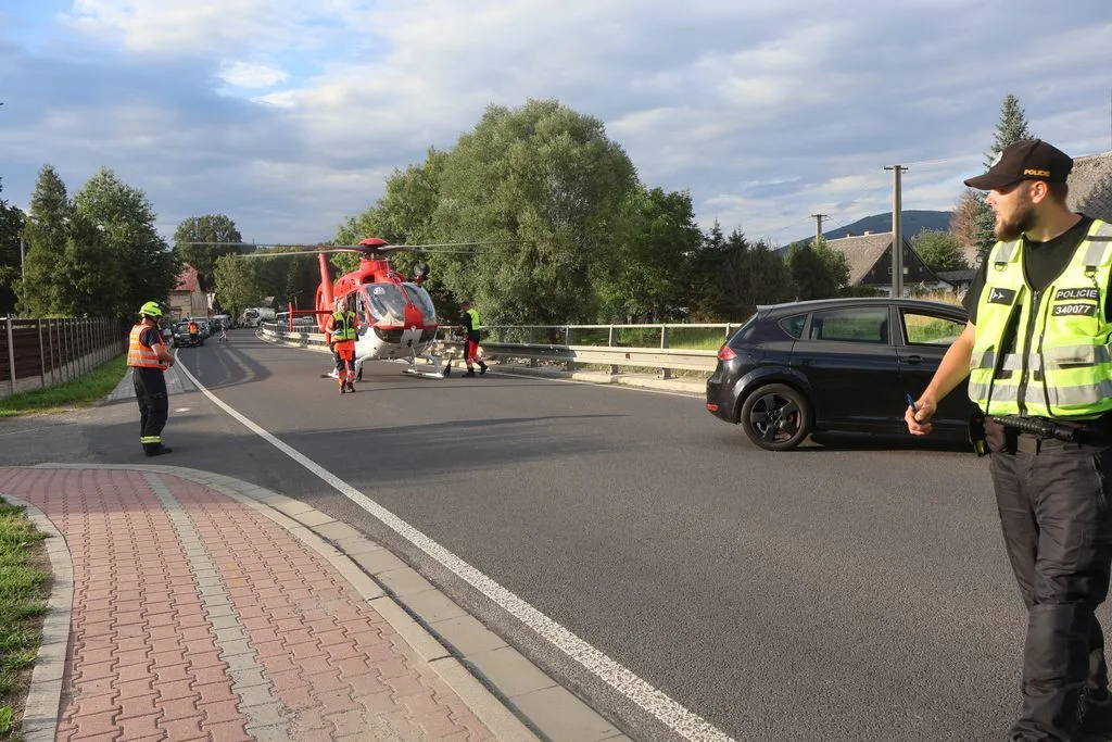 Pro motorkáře letěl vrtulník. V Adolfovicích ho při odbočování srazil osmnáctiletý řidič