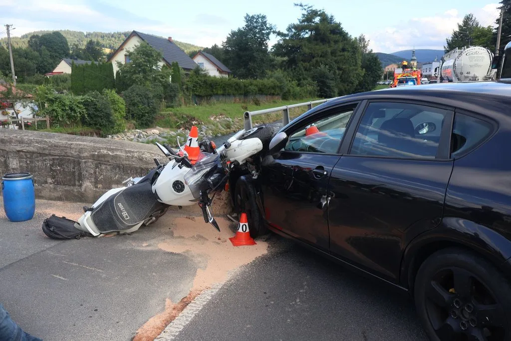 Pro motorkáře letěl vrtulník. V Adolfovicích ho při odbočování srazil osmnáctiletý řidič