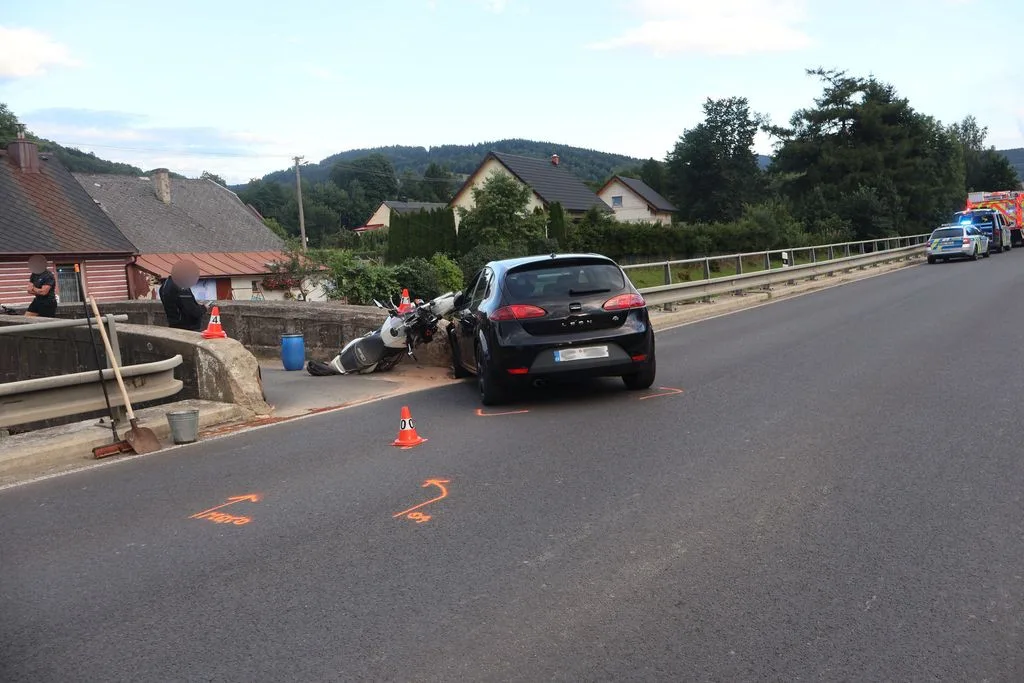 Pro motorkáře letěl vrtulník. V Adolfovicích ho při odbočování srazil osmnáctiletý řidič