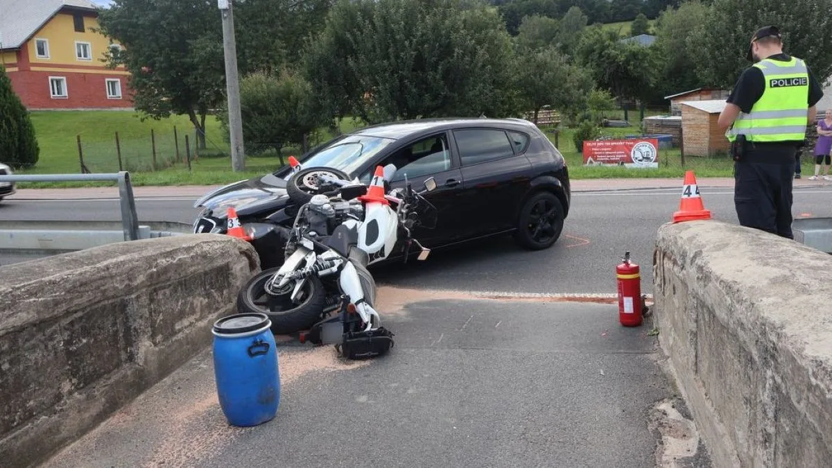Pro motorkáře letěl vrtulník. V Adolfovicích ho při odbočování srazil osmnáctiletý řidič