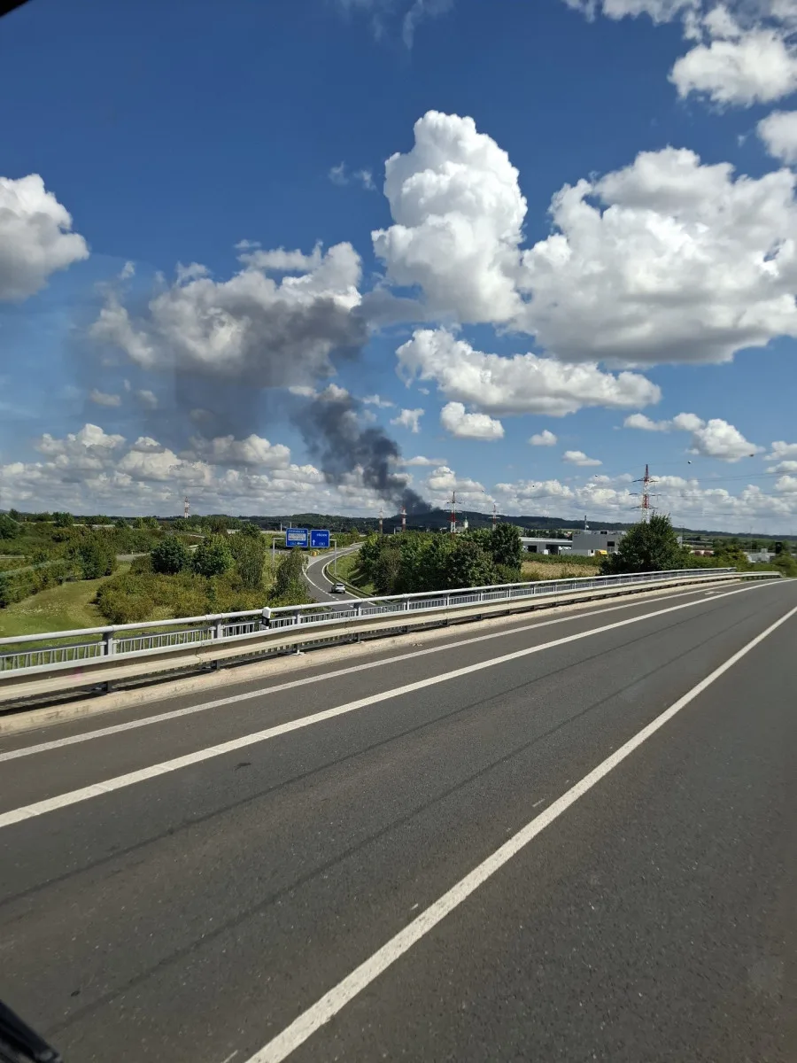 Černý dým byl vidět až z Olomouce. S požárem průmyslového areálu bojovalo 8 jednotek hasičů