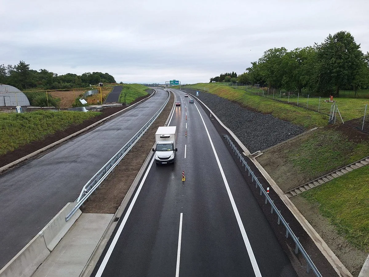 ČERVENEC 2025: Otevření D35 u Olomouce, blackout, bouřky. Při letecké havárii zemřel známý lékař