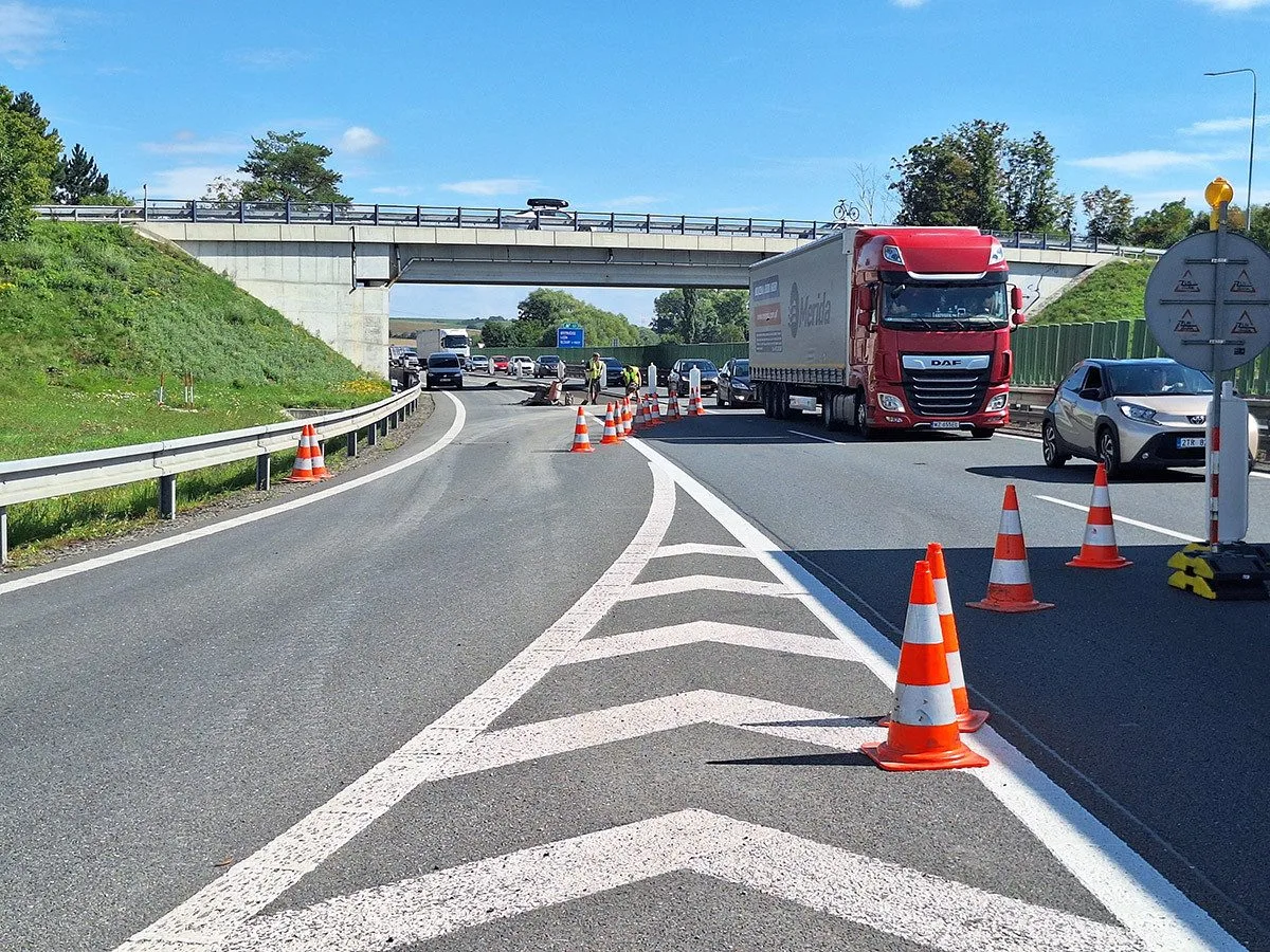 Kolony na D46. Mezi Olomoucí a Prostějovem probíhají velkoplošné opravy vytížené dálnice