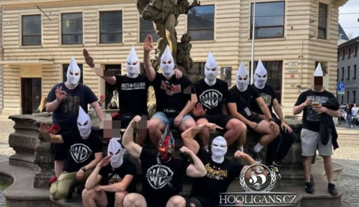 Policie identifikovala fanoušky Sparty, kteří v Olomouci hajlovali v bílých kuklách. Trest je nemine
