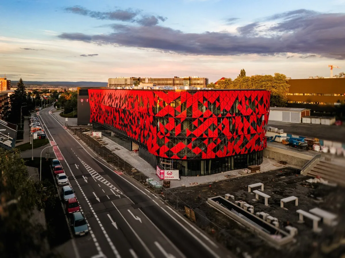Nová budova Univerzity Palackého na okraji nemocničního areálu v Olomouci