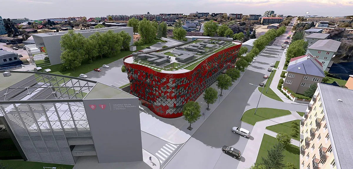 Červené stínění a zelená střecha. V Olomouci míří k dokončení moderní stavba pro budoucí zdravotníky