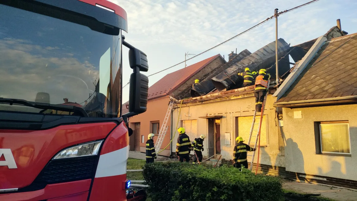 Hasiči měli plné ruce práce. Hořely rodinné domy v Čelechovicích na Hané a Kojetíně