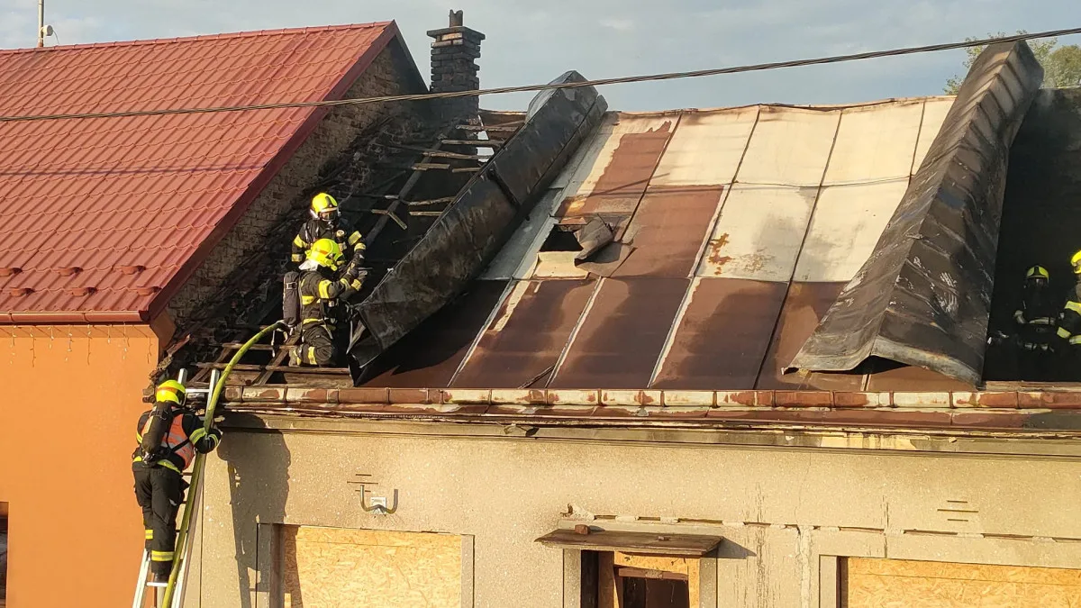 Hasiči měli plné ruce práce. Hořely rodinné domy v Čelechovicích na Hané a Kojetíně
