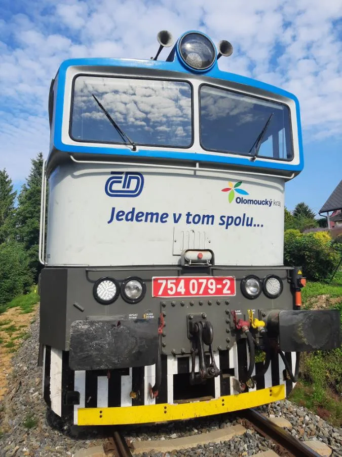Řidička na Jesenicku přehlédla osobní vlak. Vyvázla v šoku, se zničeným autem, ale bez zranění