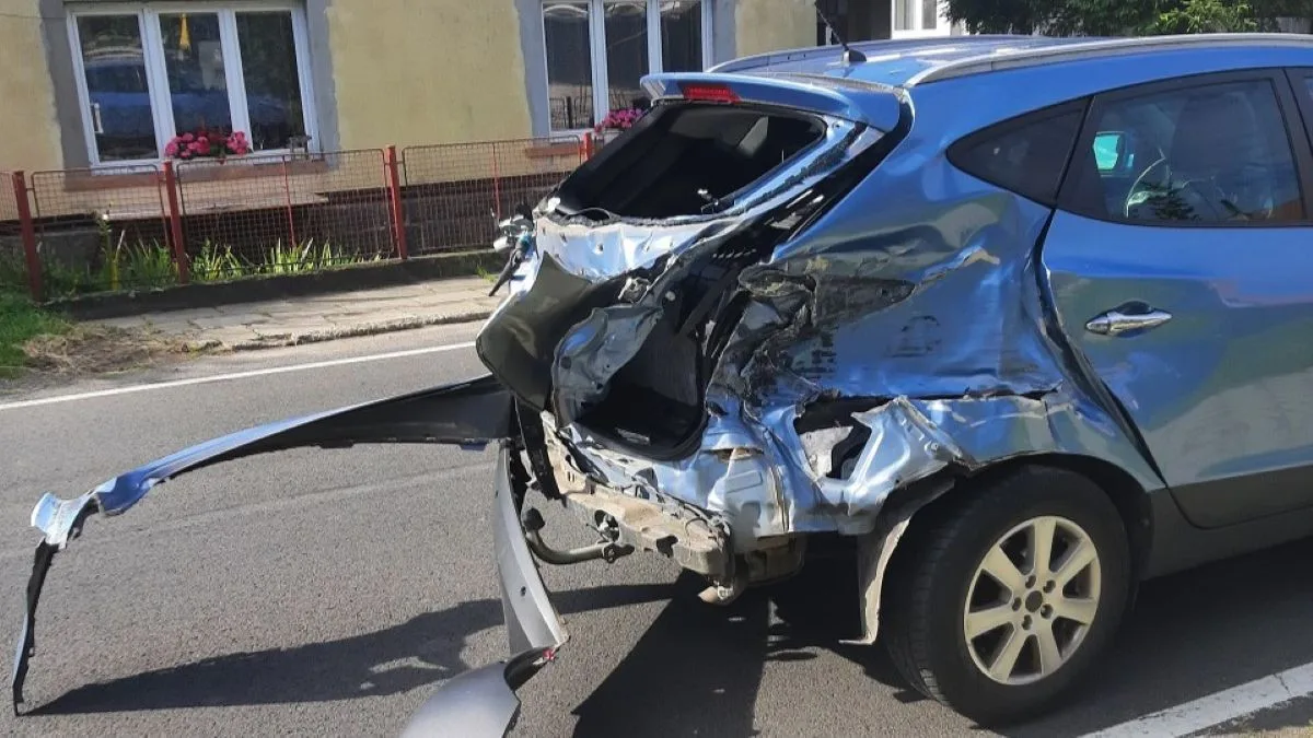 Řidička na Jesenicku přehlédla osobní vlak. Vyvázla v šoku, se zničeným autem, ale bez zranění
