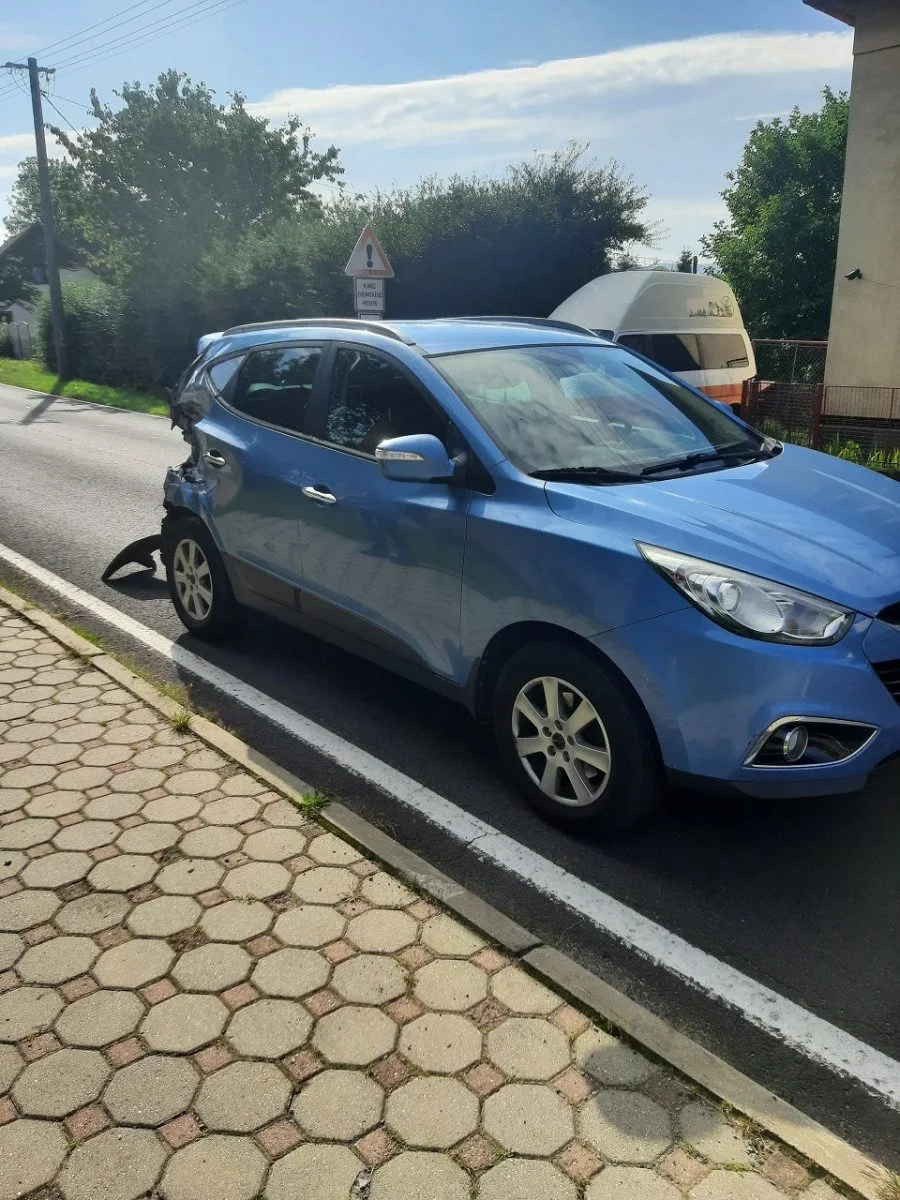 Řidička na Jesenicku přehlédla osobní vlak. Vyvázla v šoku, se zničeným autem, ale bez zranění